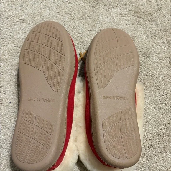 Minnetonka Women's Alpine Sheepskin Moccasin Red Slip On Slippers Suede Size 7 - Picture 8 of 12